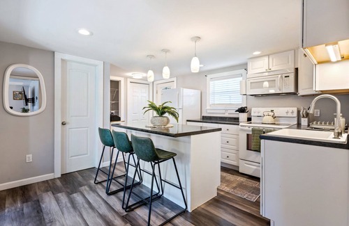 Southern Coast Appartement | The Downtown Den - King Bed, Dog Friendly, Fire Pit, Parking, Family Friendly