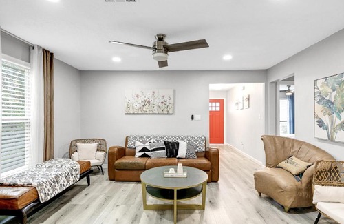 Brenham Maison | The Dragonfly at Brenham - Steps from downtown cottage