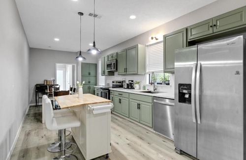Brenham Maison | The Dragonfly at Brenham - Steps from downtown cottage
