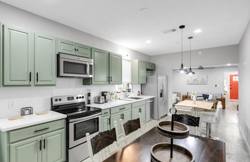 Brenham Maison | The Dragonfly at Brenham - Steps from downtown cottage
