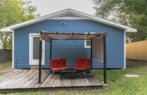 Brenham Maison | The Dragonfly at Brenham - Steps from downtown cottage