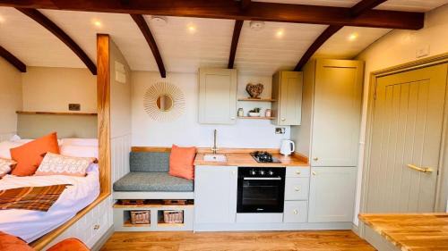 Newark Maison | The Dragonfly - Luxury Lakeside Shepherds Hut