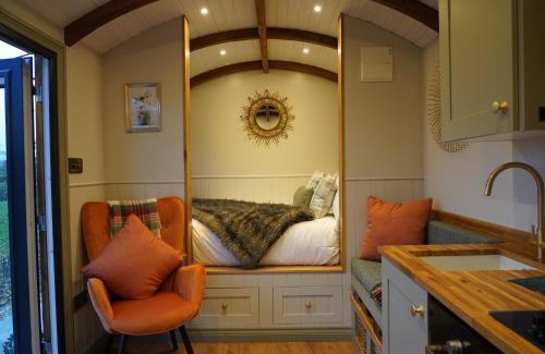 Newark Maison | The Dragonfly - Luxury Lakeside Shepherds Hut