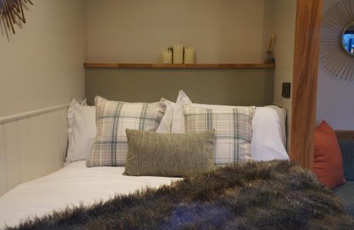 Newark Maison | The Dragonfly - Luxury Lakeside Shepherds Hut