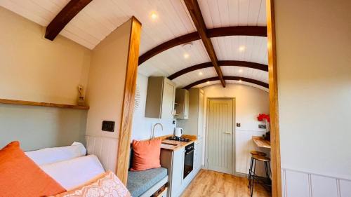 Newark Maison | The Dragonfly - Luxury Lakeside Shepherds Hut
