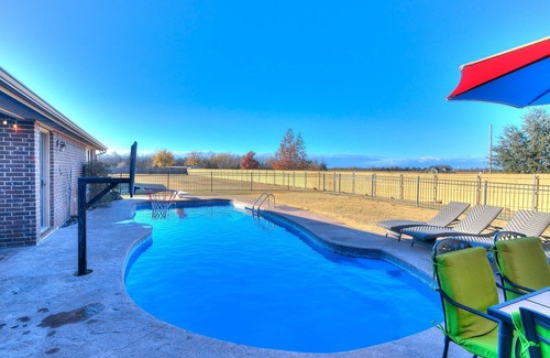 Wheatland Maison | The Dream Cove/ Spacious 5-bedroom, 5 bathroom home with pool/hot tub/game room