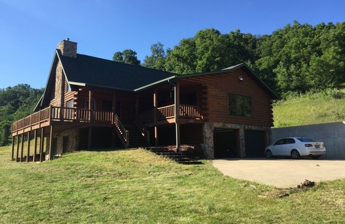 Richland Center Cabine | L'évasion sans dérive! Grande cabine moderne / 57 acres privés dans une zone sans dérive WI