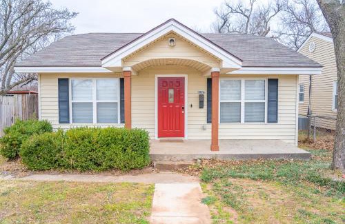 Chickasha Maison | The Drover House by USAO in Chickasha, Fenced Yard, King Bed, Smart TV, High Speed WIFI & Covered Parking