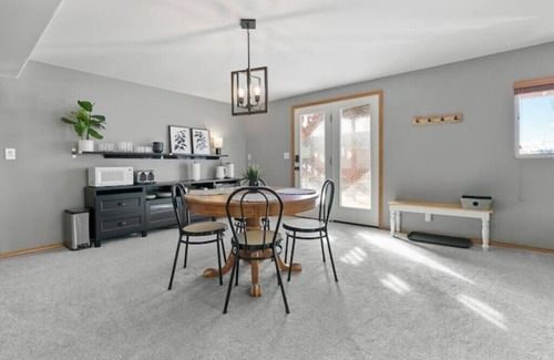 Briargate Appartement | The Dwelling Place- Spacious 2BR Fireplace Big TV Private Lower Level Two Parks