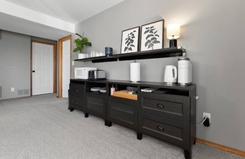 Briargate Appartement | The Dwelling Place- Spacious 2BR Fireplace Big TV Private Lower Level Two Parks