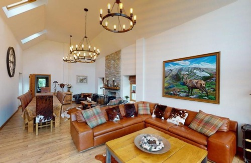 Grantown-on-Spey Maison | The Eagle's Nest - large house with hot tub and sauna