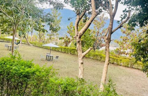 Jakh Cabine | The Earthlings, Corbett