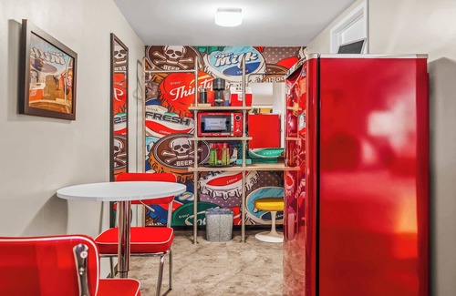 Governmental Mall Hôtel | The Egyptian - Retro Modern Motel - Room 202