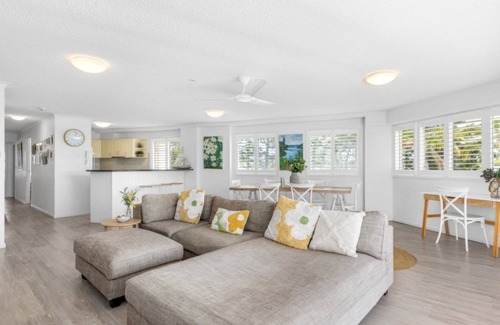 Currimundi Appartement | THE ENTRANCE UNIT 5 - Relax on a sunlit balcony overlooking Currimundi Lake, with birds singing in t