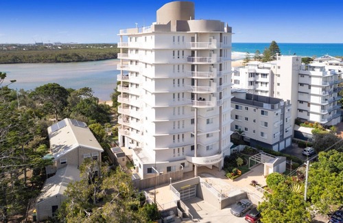 Currimundi Appartement | THE ENTRANCE UNIT 5 - Relax on a sunlit balcony overlooking Currimundi Lake, with birds singing in t