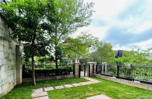 Futian CBD Appartement | The environment next to the park is beautiful