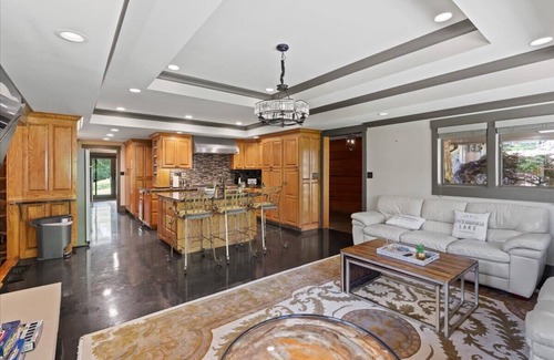 South Pittsburg Maison | The Estate - Luxury with Pool Table & Game Room