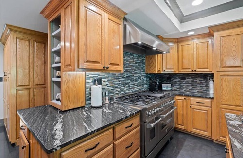 South Pittsburg Maison | The Estate - Luxury with Pool Table & Game Room