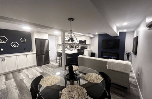 Byron Appartement | The Executive Suite: Modern Apartment with Pool