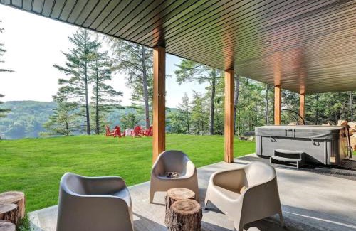 Val-des-Monts Maison | The Eyrie: Sweeping views waterfront sunlit escape