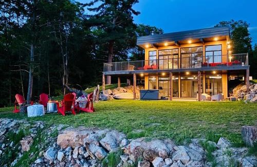 Val-des-Monts Maison | The Eyrie: Sweeping views waterfront sunlit escape