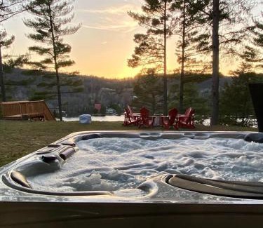 Val-des-Monts Maison | The Eyrie: Sweeping views waterfront sunlit escape