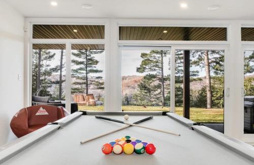 Val-des-Monts Maison | The Eyrie: Sweeping views waterfront sunlit escape