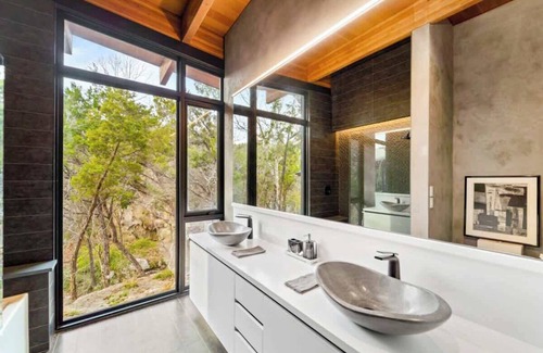 Austin Maison | The Falling Leaves Retreat - A Tranquil Wilderness Estate