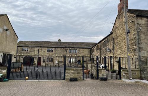 Leeds Maison | The Farm House Modern spacious 2 bedroom home at Tong road Leeds perfect for contractors free secure parking