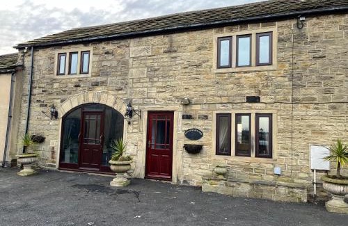 Leeds Maison | The Farm House Modern spacious 2 bedroom home at Tong road Leeds perfect for contractors free secure parking
