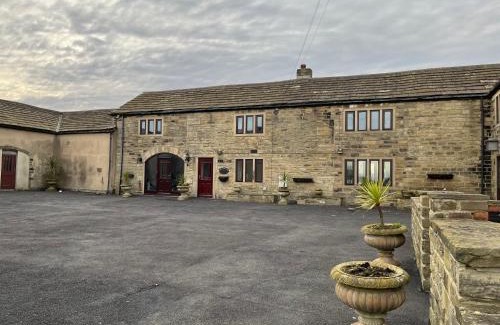 Leeds Maison | The Farm House Modern spacious 2 bedroom home at Tong road Leeds perfect for contractors free secure parking