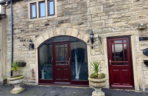 Leeds Maison | The Farm House Modern spacious 2 bedroom home at Tong road Leeds perfect for contractors free secure parking