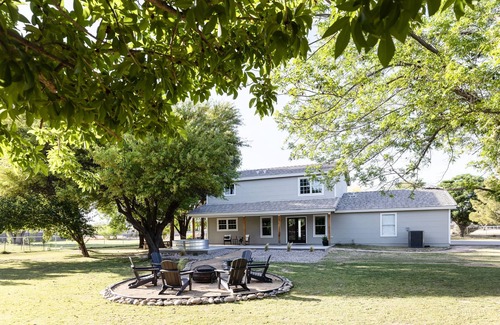 San Tan Valley Autre | The Farmhouse Acreage - Modern Stay with a Country Feel