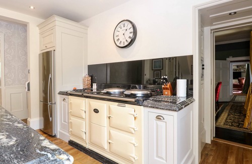 Felmingham Maison | THE FARMHOUSE, family friendly, with hot tub in North Walsham