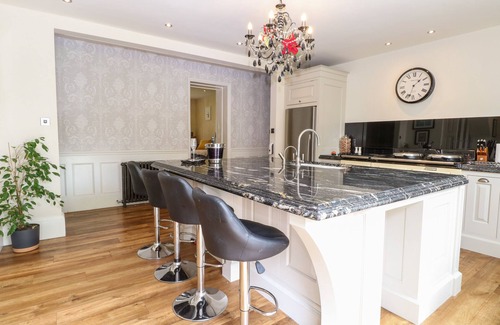 Felmingham Maison | THE FARMHOUSE, family friendly, with hot tub in North Walsham