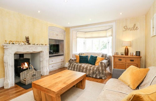 Felmingham Maison | THE FARMHOUSE, family friendly, with hot tub in North Walsham