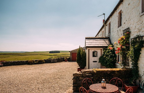 Clitheroe Cottage | The Farmhouse-Traditionelle-Cottage-Salle de bain privée séparée-Vue sur la c...