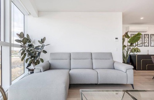 North Melbourne Appartement | 'The Fawn' Relish in Sub-Penthouse Panorama