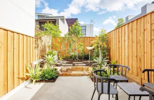 Alexandria Appartement | 'The Fern' Split-level Eco Luxury with Lush Courtyard