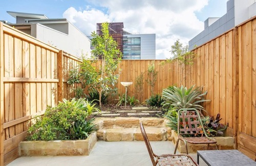 Alexandria Appartement | The Fern Split level Oasis with Lush Courtyard