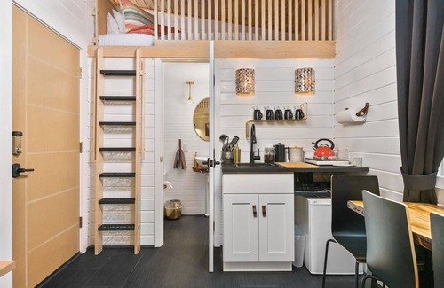 Kerns Hôtel | The Finlandia - Custom Tiny Home w/ Finnish Vibe