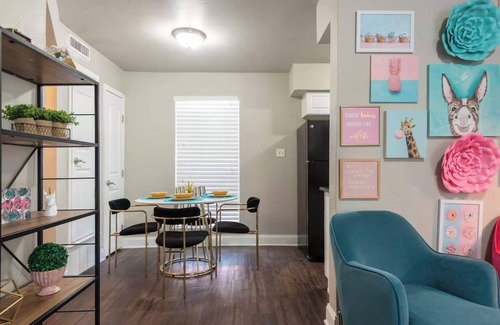 Oakmont Heights Appartement | The Flamingo | Whimsical | Central AUS | Sleeps 5