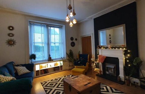 Dalry Appartement | The Flat with the Pink Door
