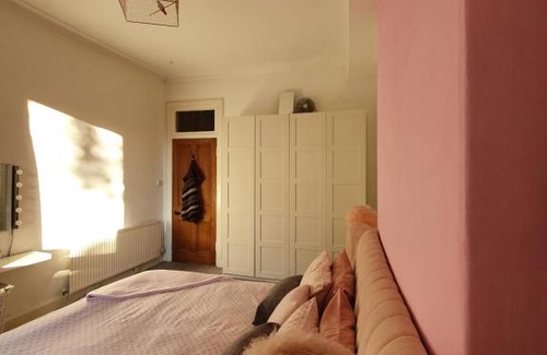 Dalry Appartement | The Flat with the Pink Door