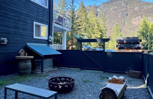 Sunshine Valley Cabine | The Fog + Fir Retreat - Family Friendly Cabin With Mountain Views