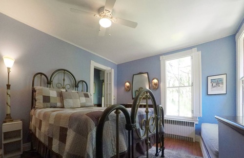 Port Jefferson Lit Et Petit-Déjeuner | The Fox and Owl Inn - Victorian B&B Revised for a Contactless Summer of Fun!