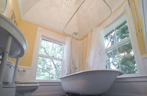 Port Jefferson Lit Et Petit-Déjeuner | The Fox and Owl Inn - Victorian B&B Revised for a Contactless Summer of Fun!