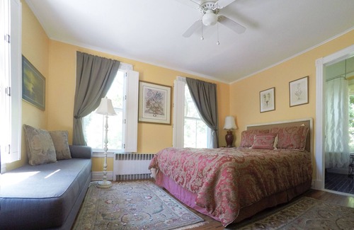 Port Jefferson Lit Et Petit-Déjeuner | The Fox and Owl Inn - Victorian B&B Revised for a Contactless Summer of Fun!