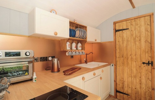 Shepperdine Cottage | THE FOXES DEN SHEPHERDS HUT, pet friendly in Oldbury-On-Severn