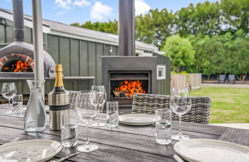 Martinborough Cottage | The Frost Pot, Spa, Patenque Court, Pizza Oven, Outdoor fire, Private